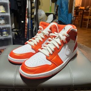 Air Jordan 1 Mid SE “Electro Orange”